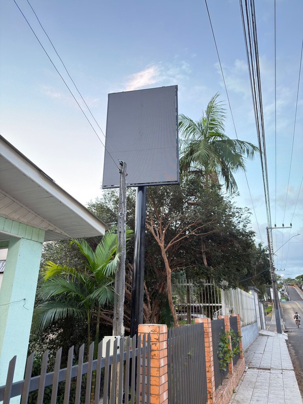 Vista aproximada do telão LED 2x3 vertical da uni. em Nova Veneza